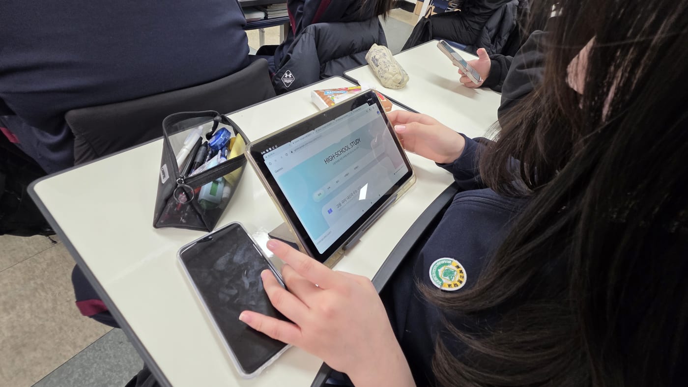 구글 제미나이(Gemini) 등 다양한 언어 모델의 특징을 파악하며 프롬프트를 작성하는 학생의 모습입니다.