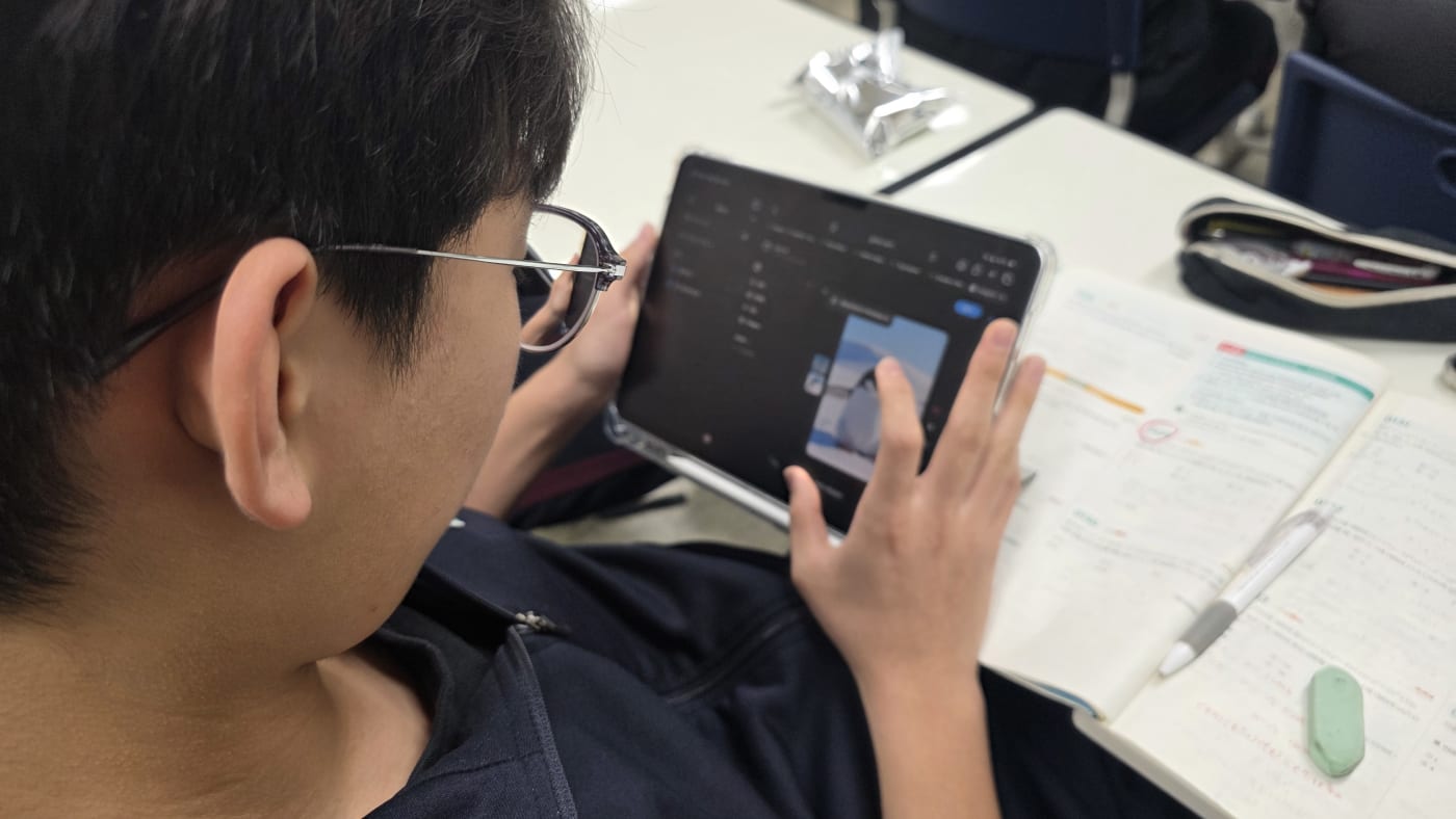 태블릿에서 정교한 프롬프트를 사용하여 고품질의 이미지를 생성하고 있는 클로즈업 샷입니다.