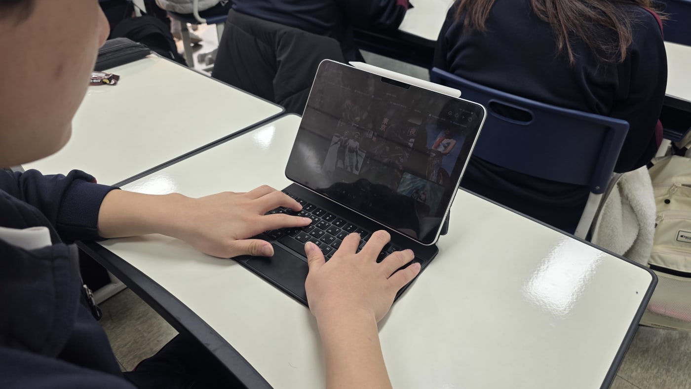 상상 속의 영상을 구현하기 위해 키보드로 직접 프롬프트를 입력하며 창의적 문제 해결 능력을 발휘하는 모습입니다.