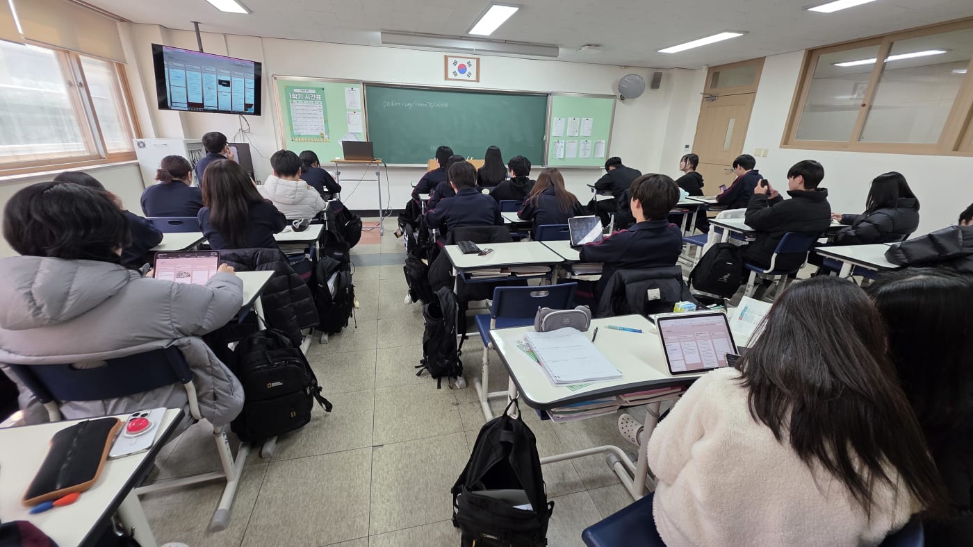 패들렛을 통해 실시간으로 성과물을 공유하며 협업과 피드백을 주고받는 활발한 수업 분위기입니다.