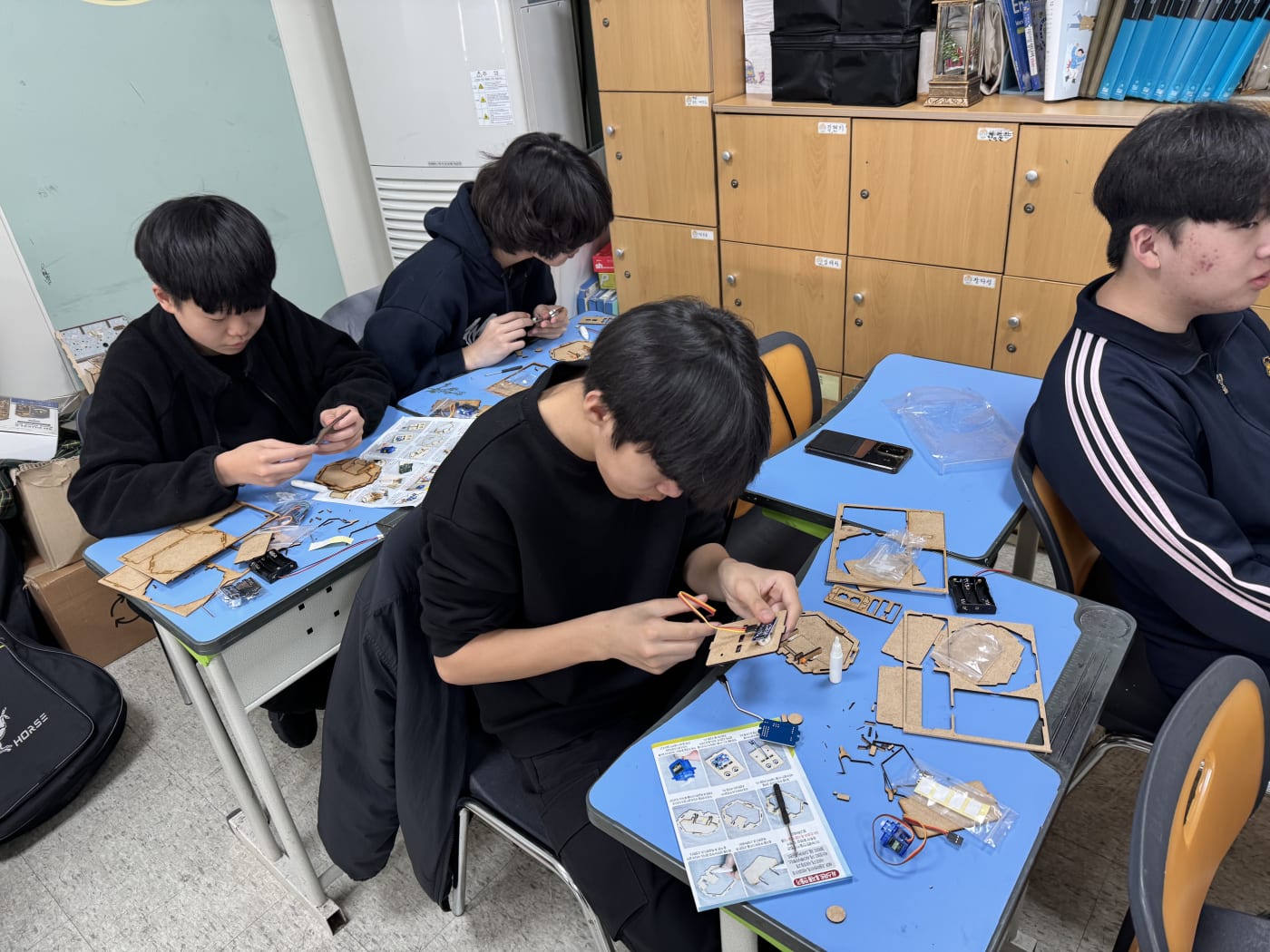 여러 학생들이 각자의 자리에서 로봇 만들기에 몰두하는 수업 전경