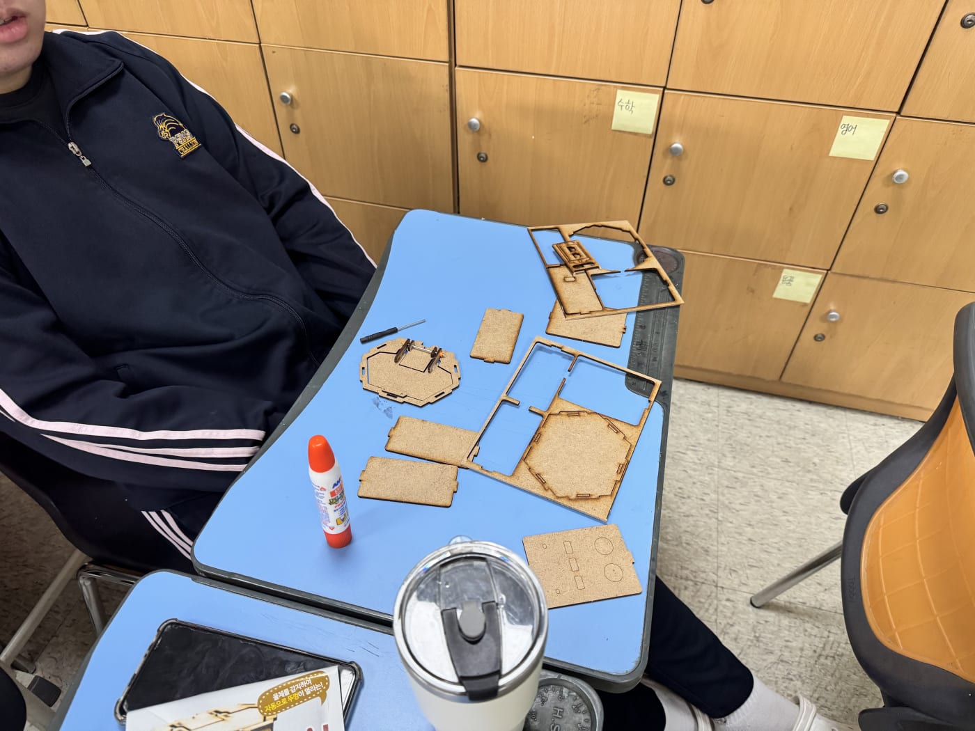 수업 시작 전, 책상 위에 정갈하게 놓인 로봇 휴지통 조립 키트