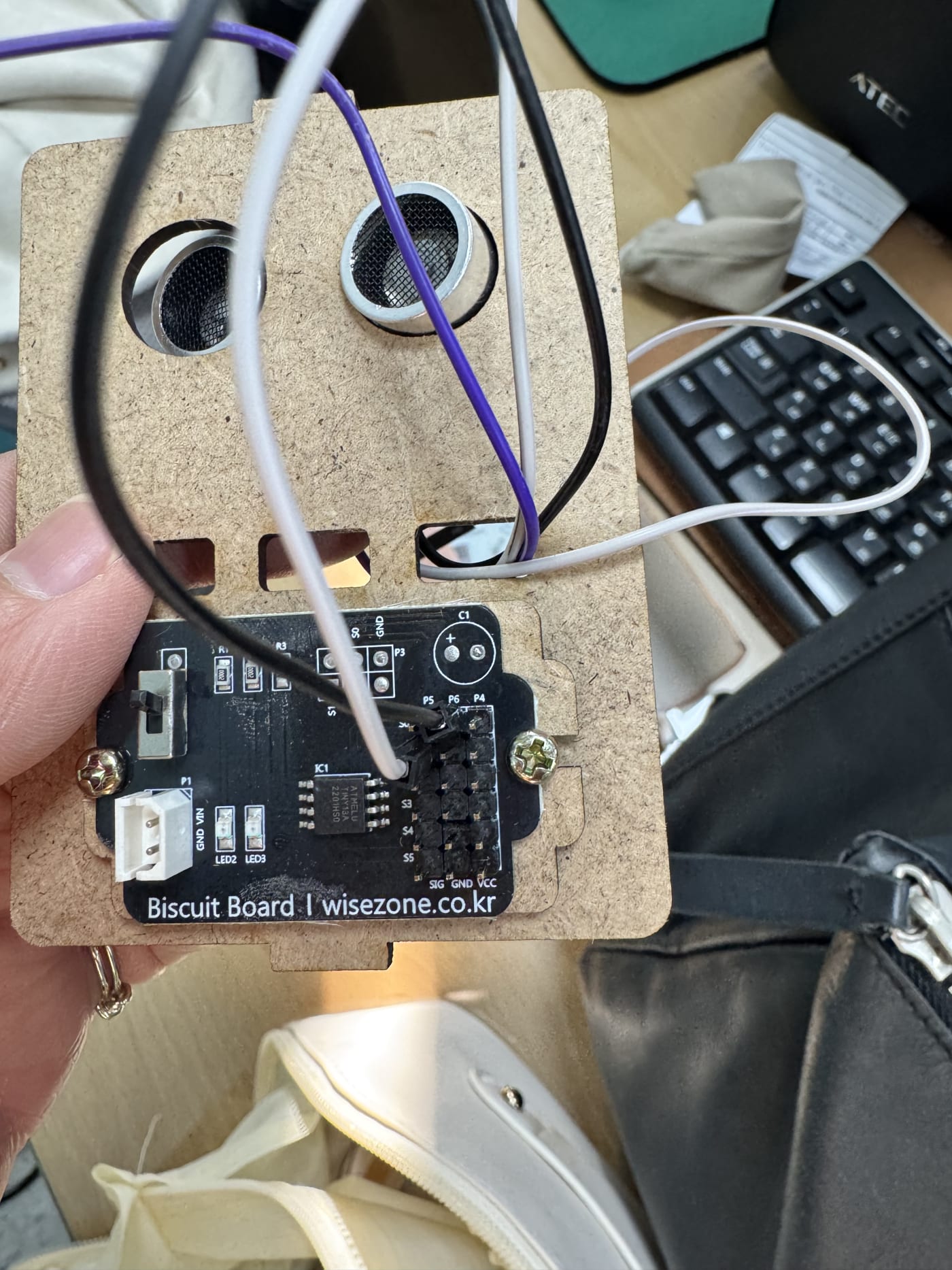 로봇 휴지통 내부의 초음파 센서와 비스킷 보드가 연결된 회로 클로즈업