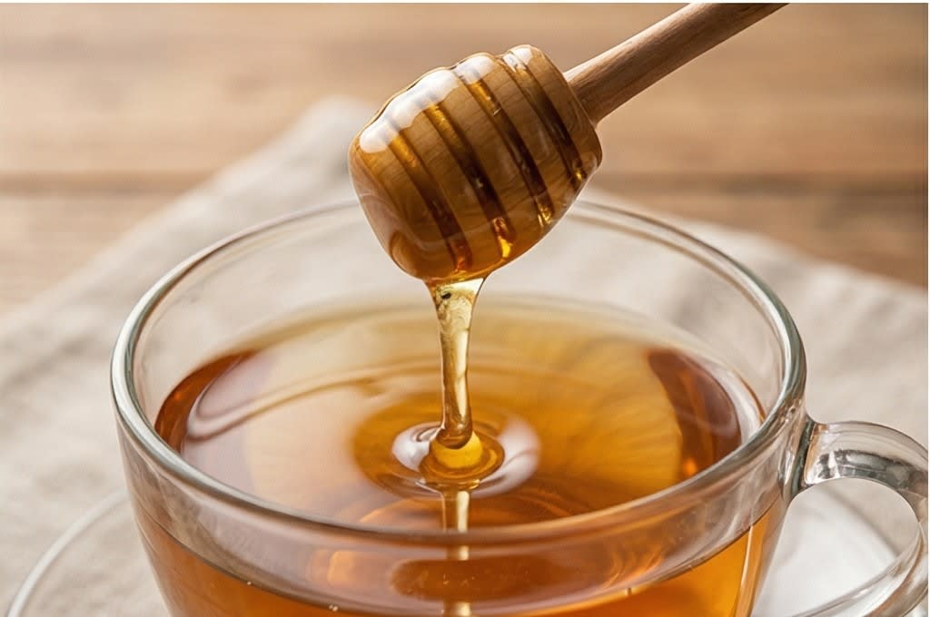 차에 꿀 넣는 모습