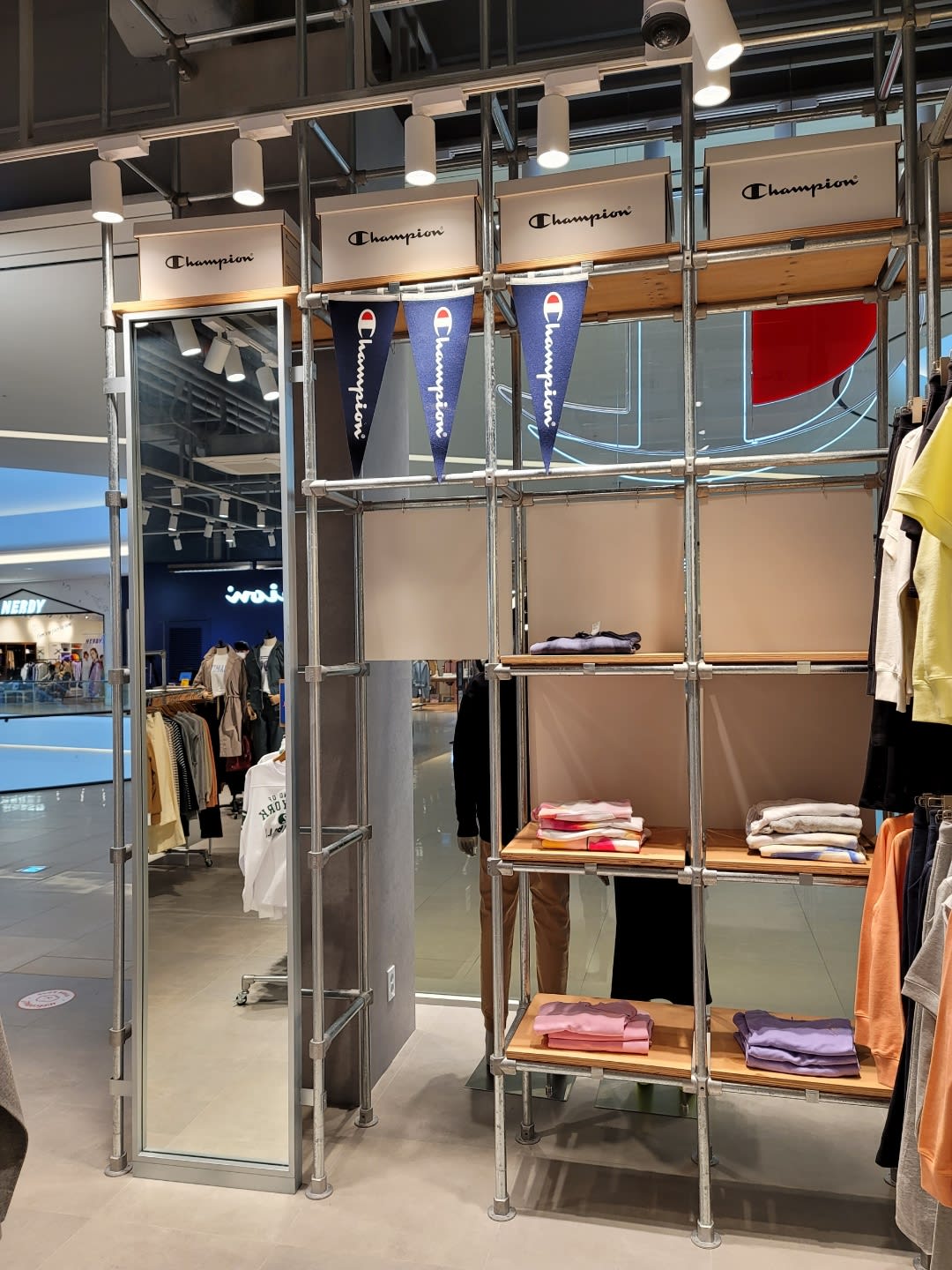 리테일 매장에 최적화된 모듈형 전시 구조물입니다. 알루미늄 피팅을 활용해 의류 진열대와 전신 거울을 일체형으로 구성하였으며, 공간 효율성을 극대화한 현대적인 쇼룸 분위기를 자아냅니다.