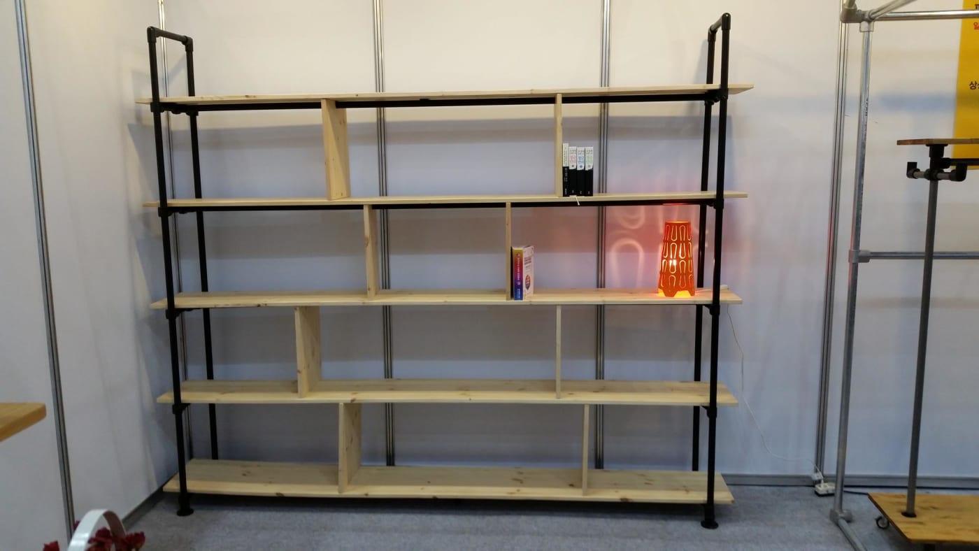 블랙 파이프 선반 전시 부스