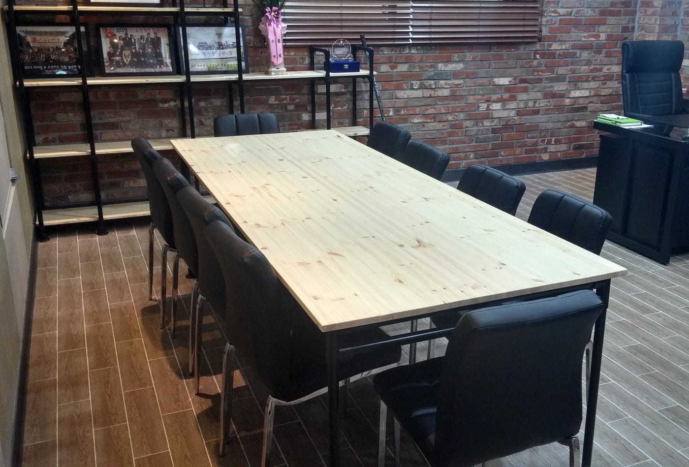 오피스 인테리어: 파이프 선반과 테이블