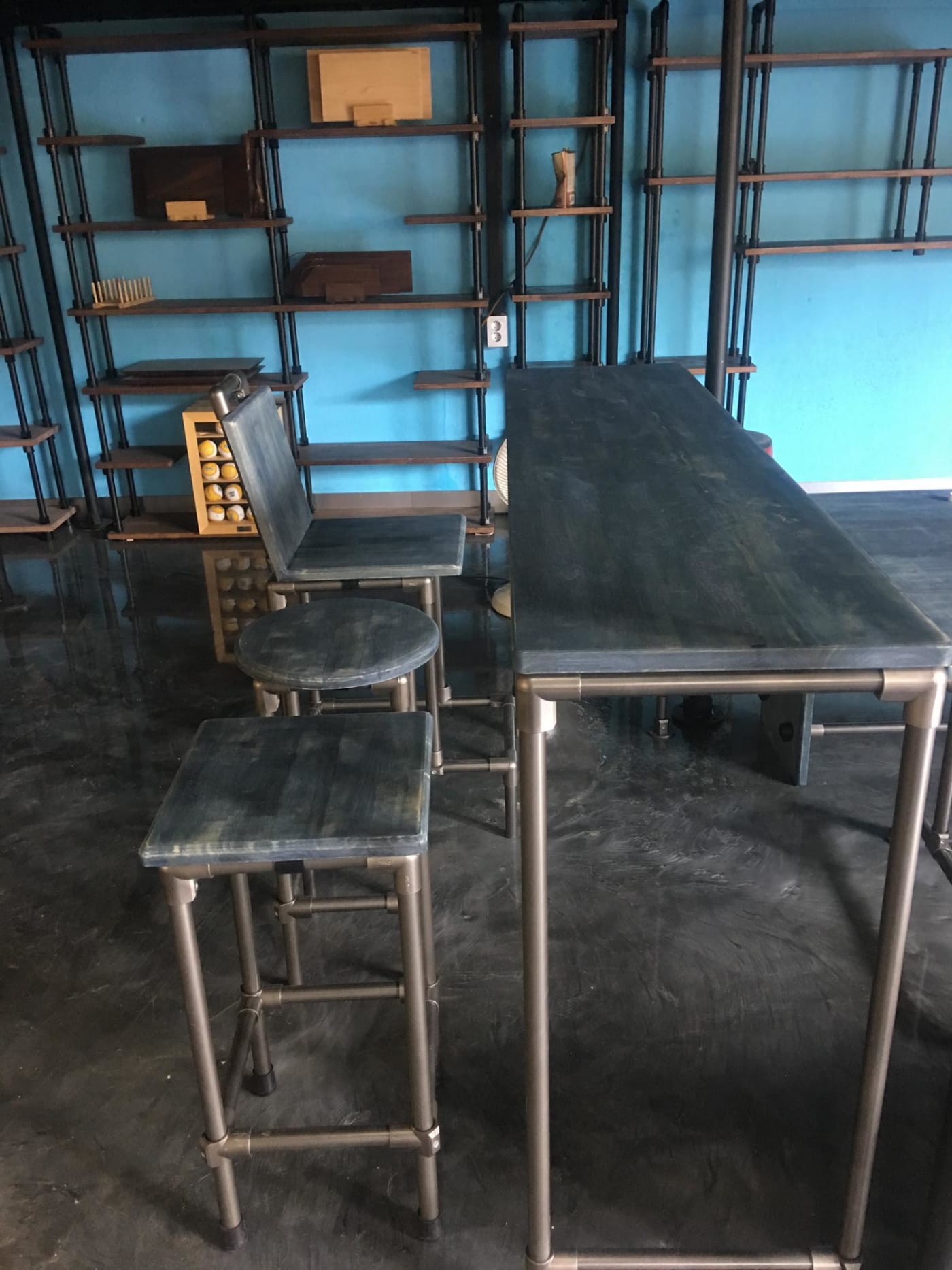 인더스트리얼 바 테이블과 스툴