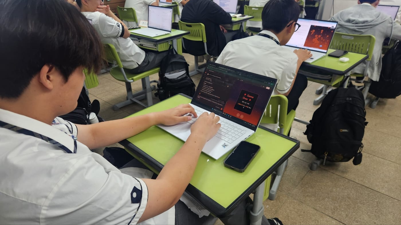 학생들의 코딩 및 디지털 제작 활동