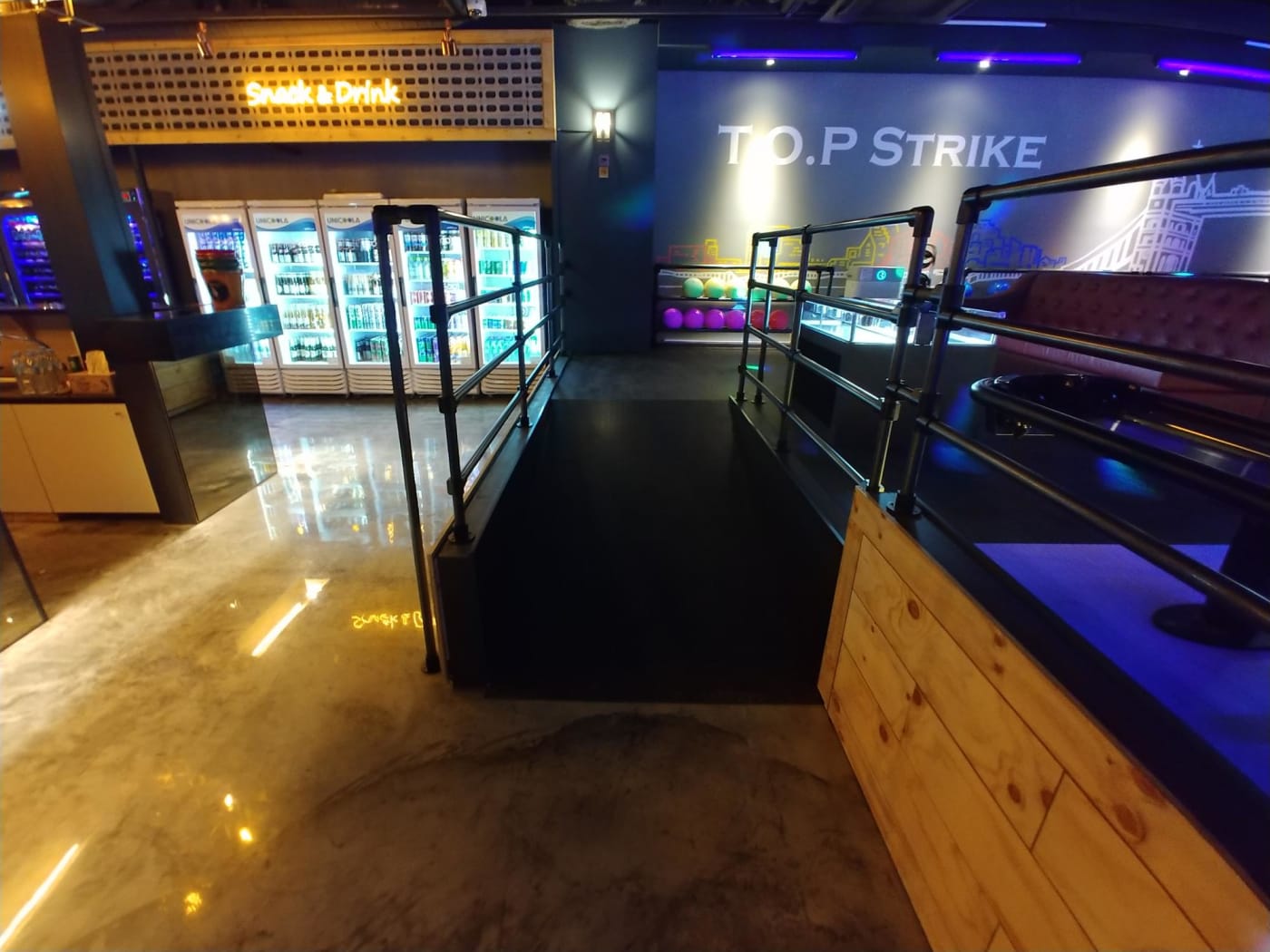 블랙 파이프와 조인트를 활용하여 견고하게 설치된 실내 스포츠 시설의 안전 난간입니다. 무용접 결속 시스템을 통해 깔끔한 인더스트리얼 외관과 안정적인 구조를 동시에 확보했습니다.