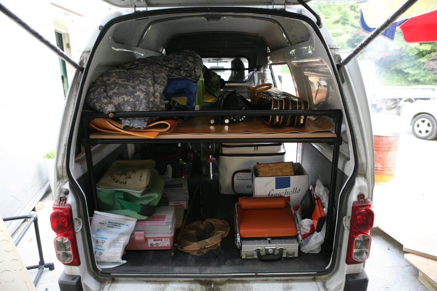 차량 내부 공간에 맞춰 제작된 맞춤형 파이프 수납 선반입니다. 좁고 특수한 환경에서도 공간 효율을 극대화할 수 있는 파이넥트의 활용 사례입니다.