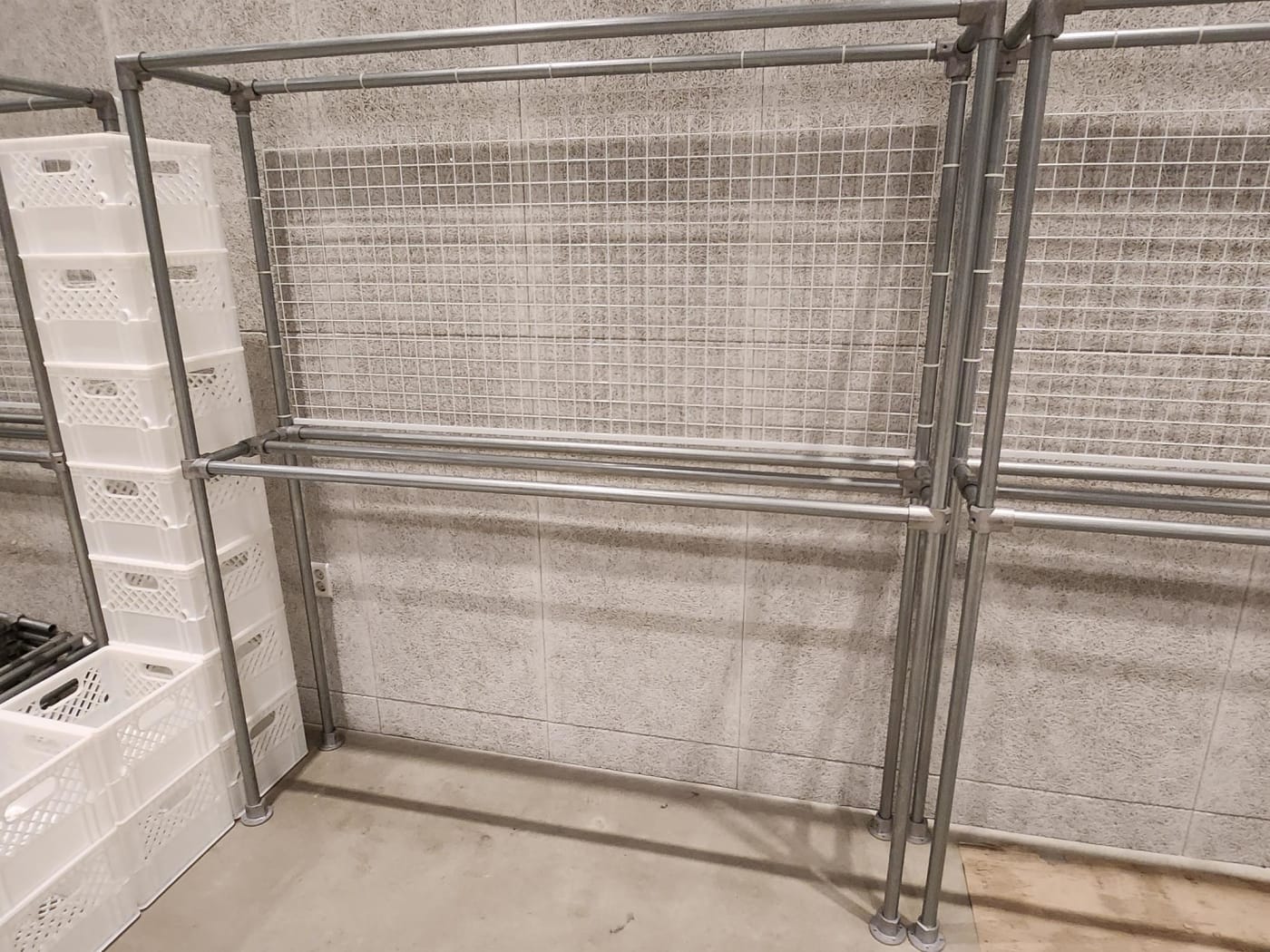 실버 파이프와 철망 수납 선반