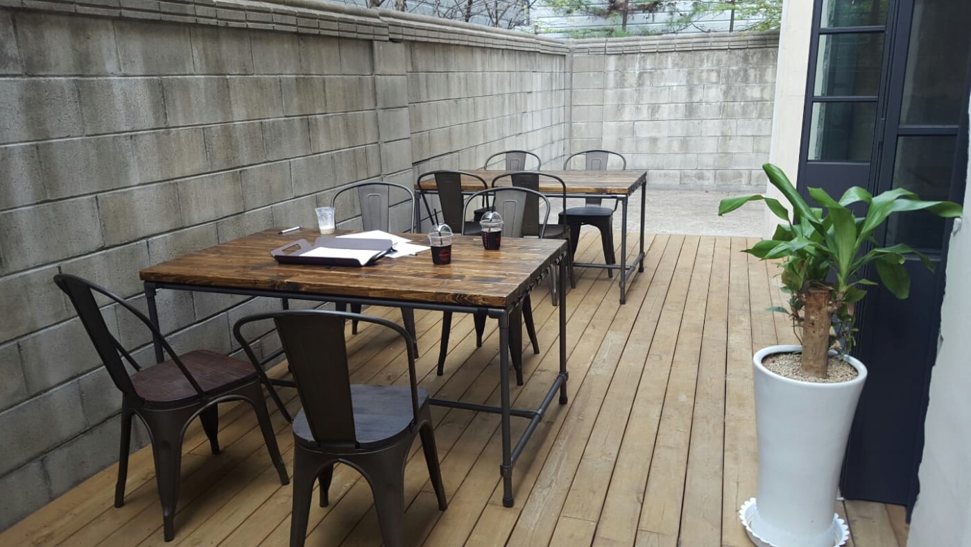 도시 카페의 파이넥트 테이블 세트