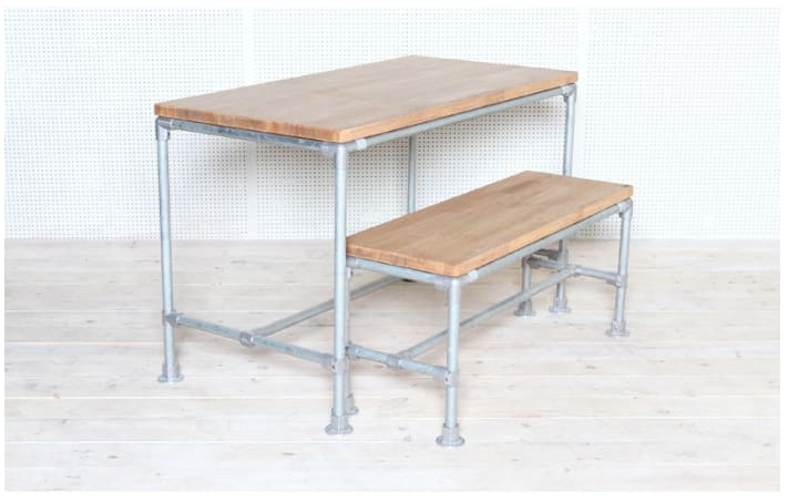 내추럴 우드와 실버 파이프 테이블