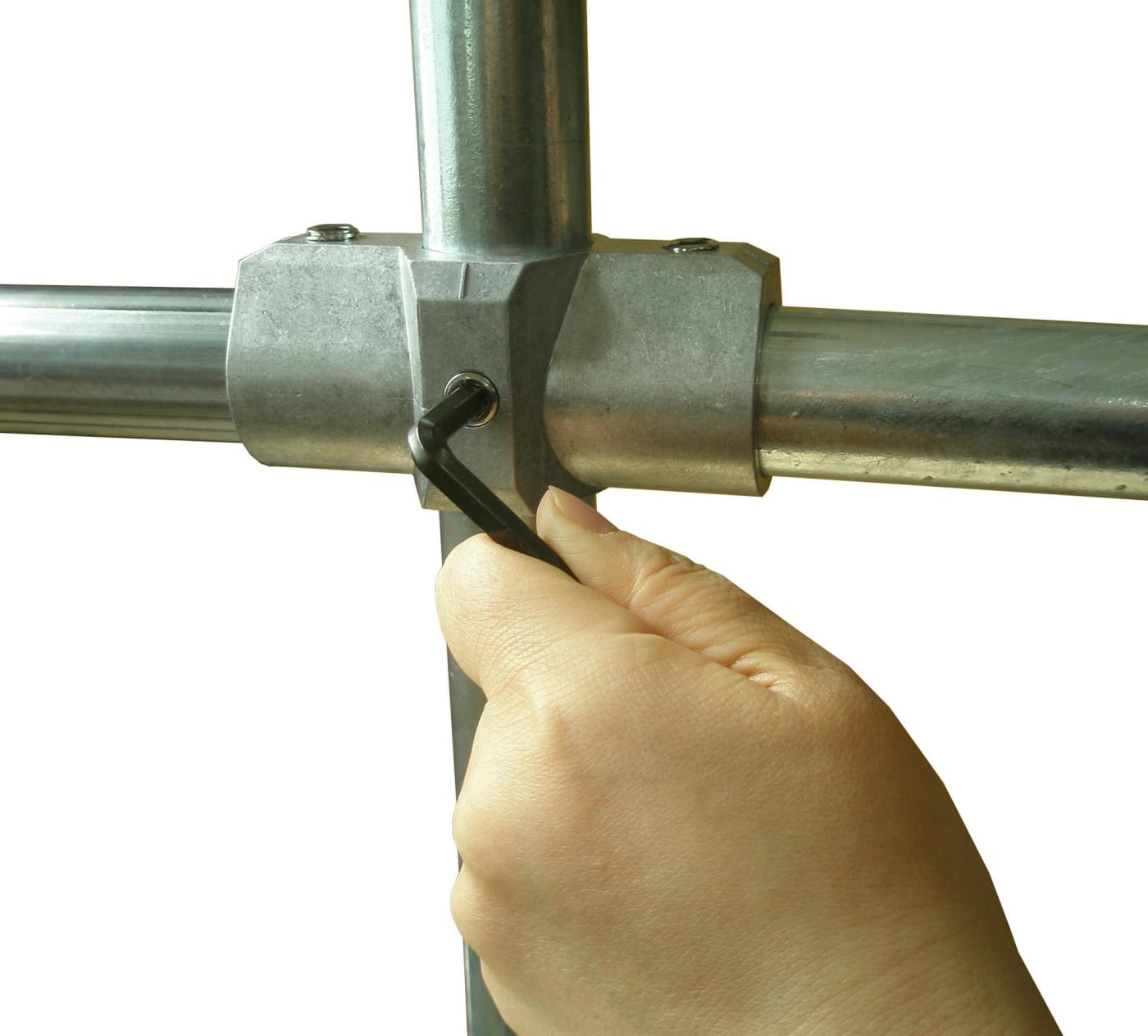 육각 렌치로 파이프 조립하는 모습