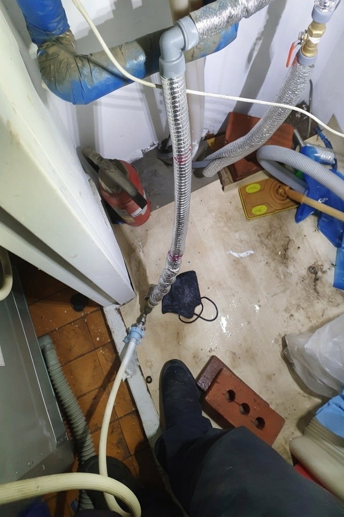 복잡한 배관 작업 현장