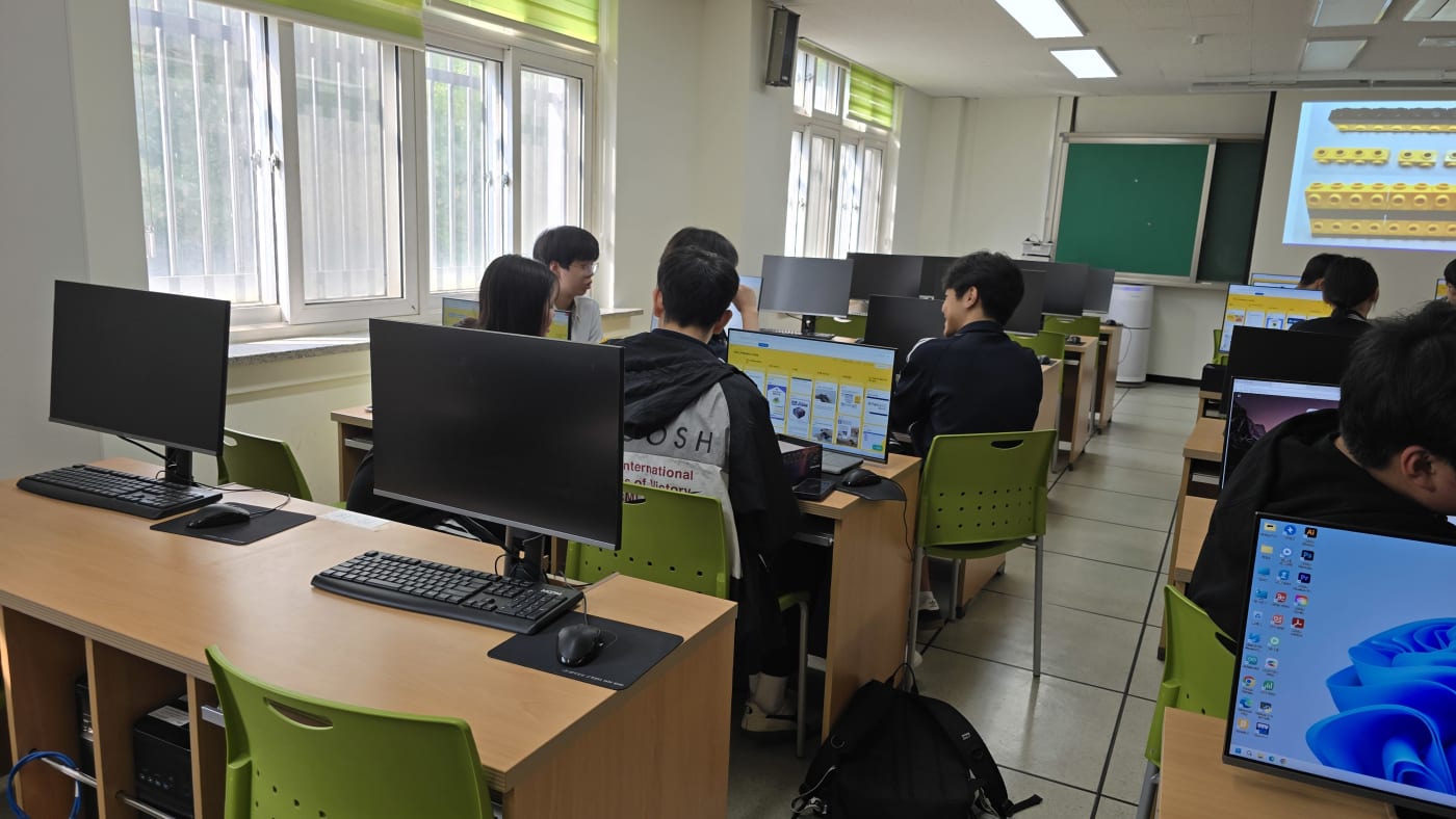 학생들이 모니터를 통해 화성과 지구의 환경을 비교하며 과학적 탐구를 하고 있다.