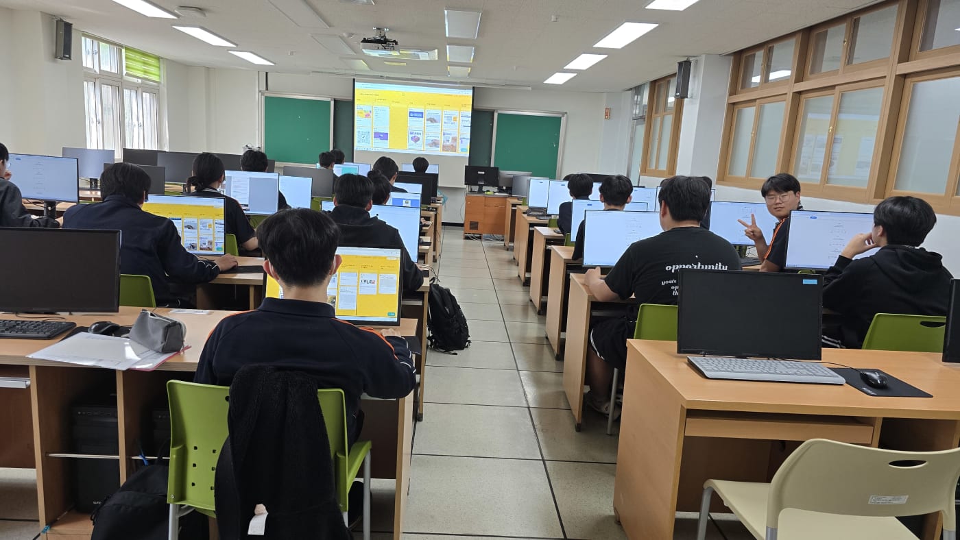 교실 뒷편에서 바라본, 모든 학생들이 각자의 자리에서 탐사 미션에 몰입하고 있는 풍경