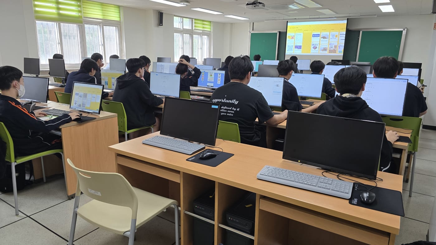 쾌적한 컴퓨터 실습실에서 학생들이 화성 탐사 로봇 프로젝트에 참여하고 있는 전경