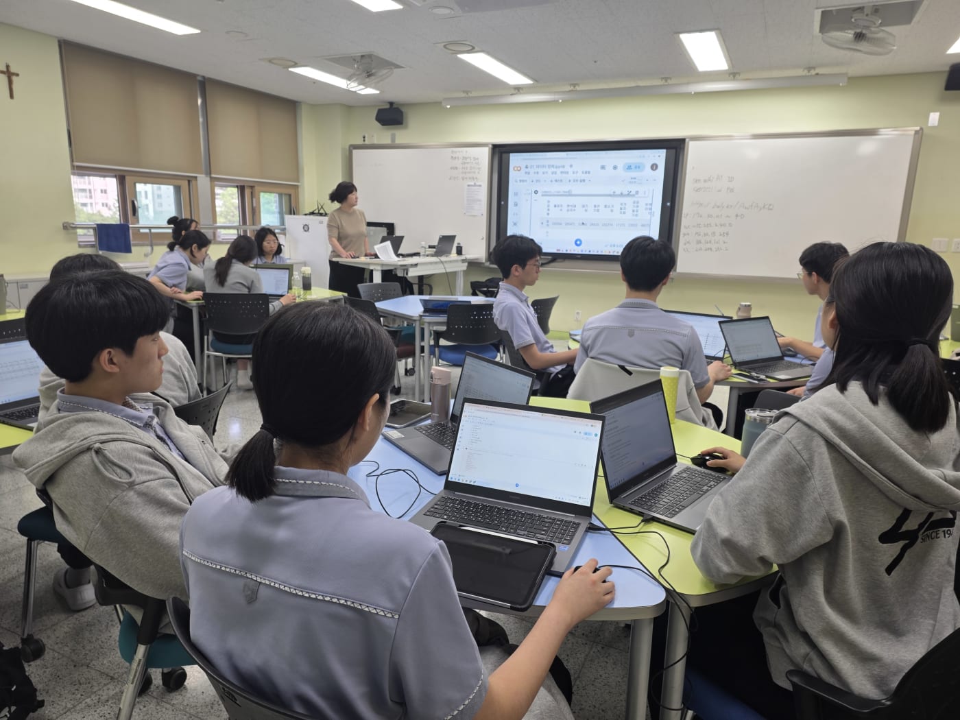 분석을 마친 데이터를 CSV 파일로 저장하며 실습을 마무리하는 모습