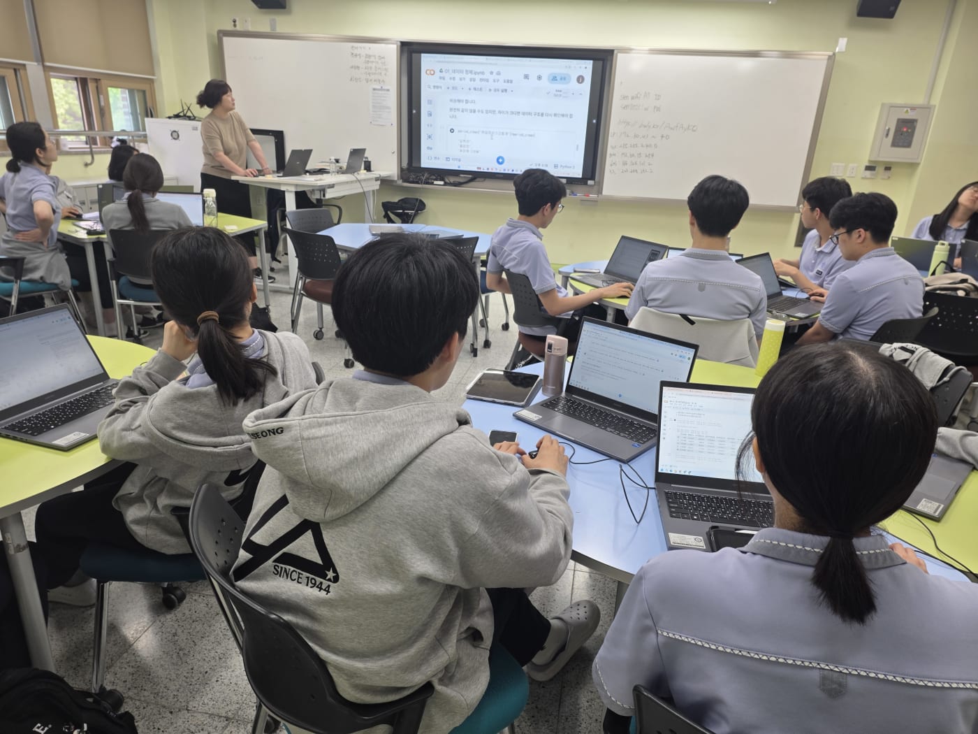 Google Colab 환경에서 파이썬 코드를 입력하며 데이터를 다루는 학생