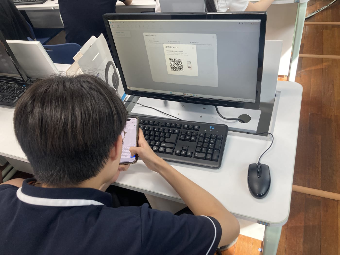 모바일과 PC를 연동하기 위해 QR 코드를 인식시키는 과정을 통해 AI 툴의 스마트한 연결성과 사용 편의성을 보여줍니다.