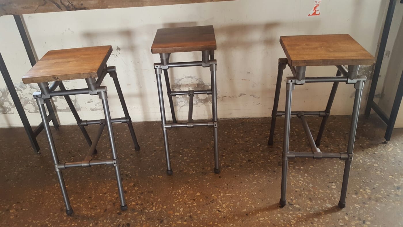 내구성이 뛰어난 알루미늄 피팅과 원목 상판이 결합된 바 스툴의 상세 이미지입니다. 용접 없이 볼트 체결만으로 완성된 정밀하고 깔끔한 마감을 확인할 수 있습니다.