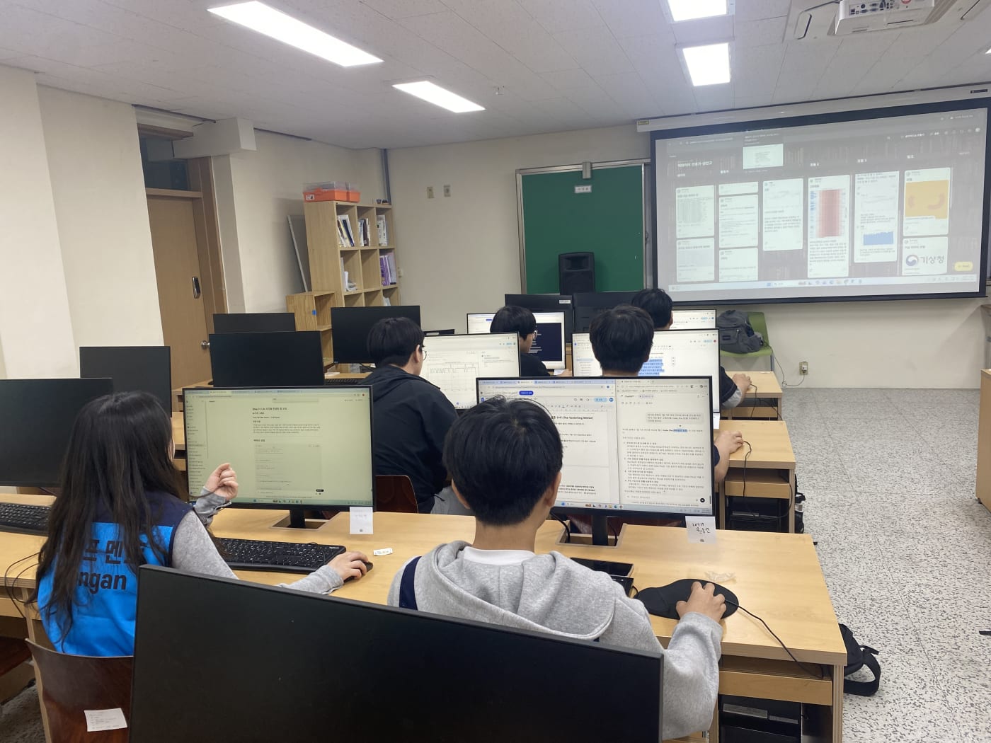학생들이 최종 보고서 정리에 몰두하며 높은 집중력을 보이고 있는 모습