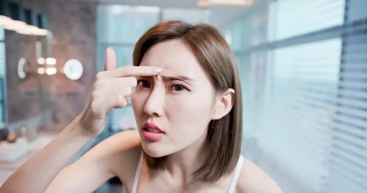 “잠깐도 위험하다”… 햇볕보다 더 무서운 ‘이 습관’, 미간 주름에 최악?