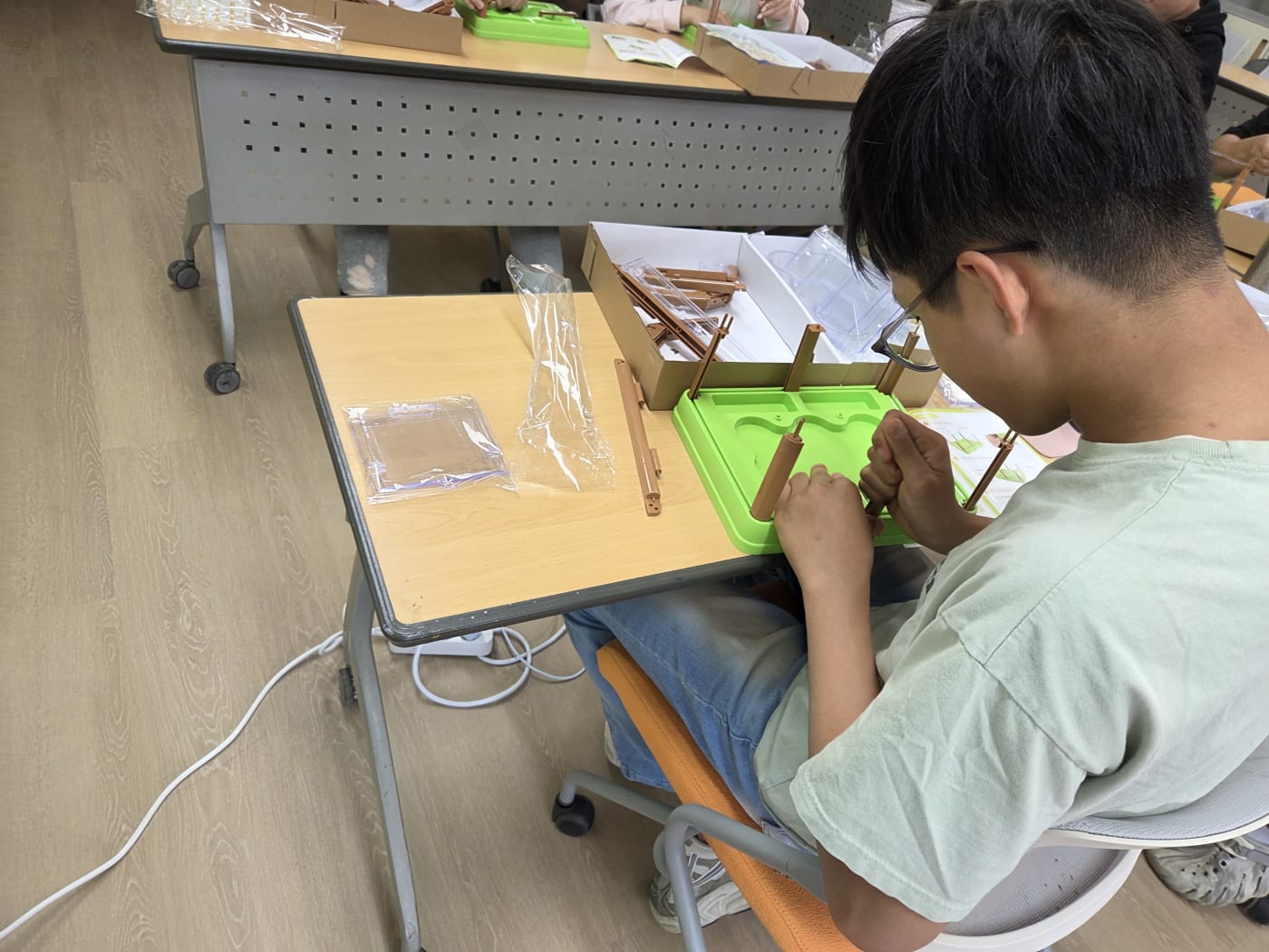스마트팜의 외형이 되는 온실 구조물을 조립하며 하드웨어 제작의 재미를 느끼는 활기찬 분위기입니다.