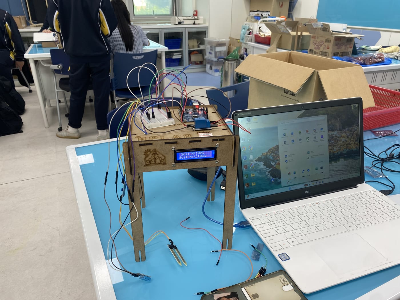 토양 수분 센서의 측정값이 I2C LCD 화면에 실시간으로 출력되는 스마트 팜 프로토타입의 상세 모습으로, 기술적 구현의 완성도를 보여줍니다.