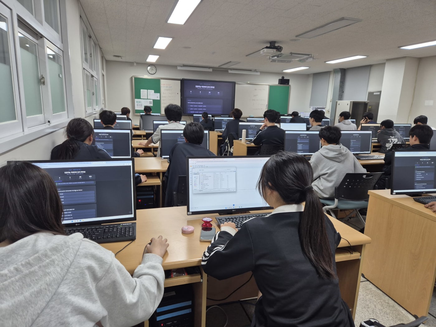 강의실 전체가 데이터 분석 및 이미지 예측 체험 실습으로 활기가 넘치는 모습입니다.