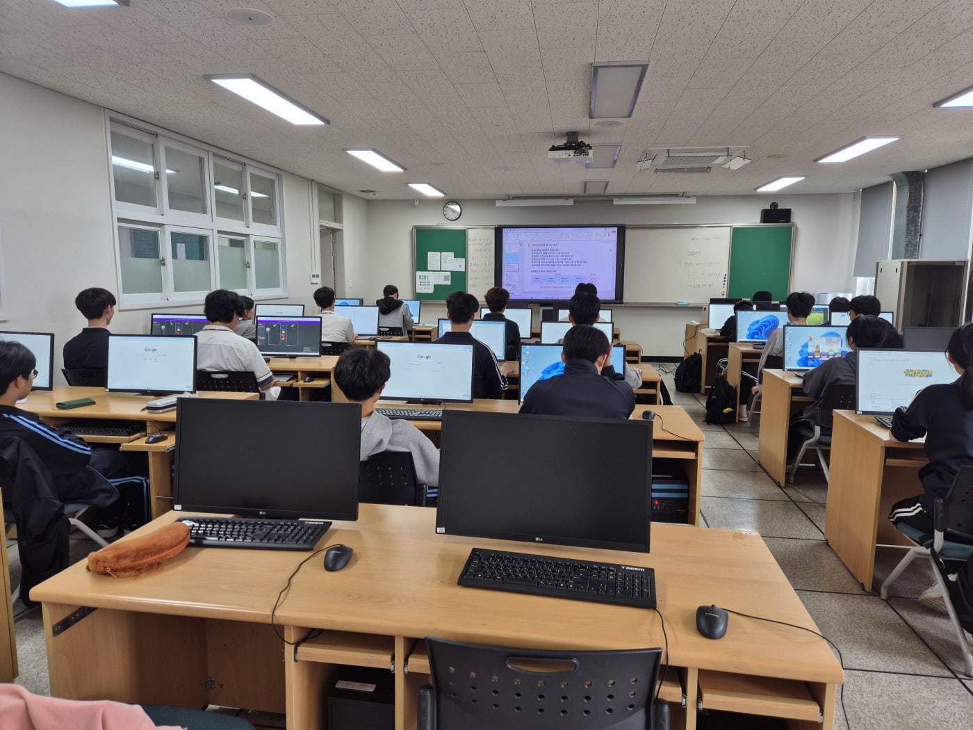 많은 학생이 참여하고 있는 인공지능 모델링 교육장의 전경입니다.
