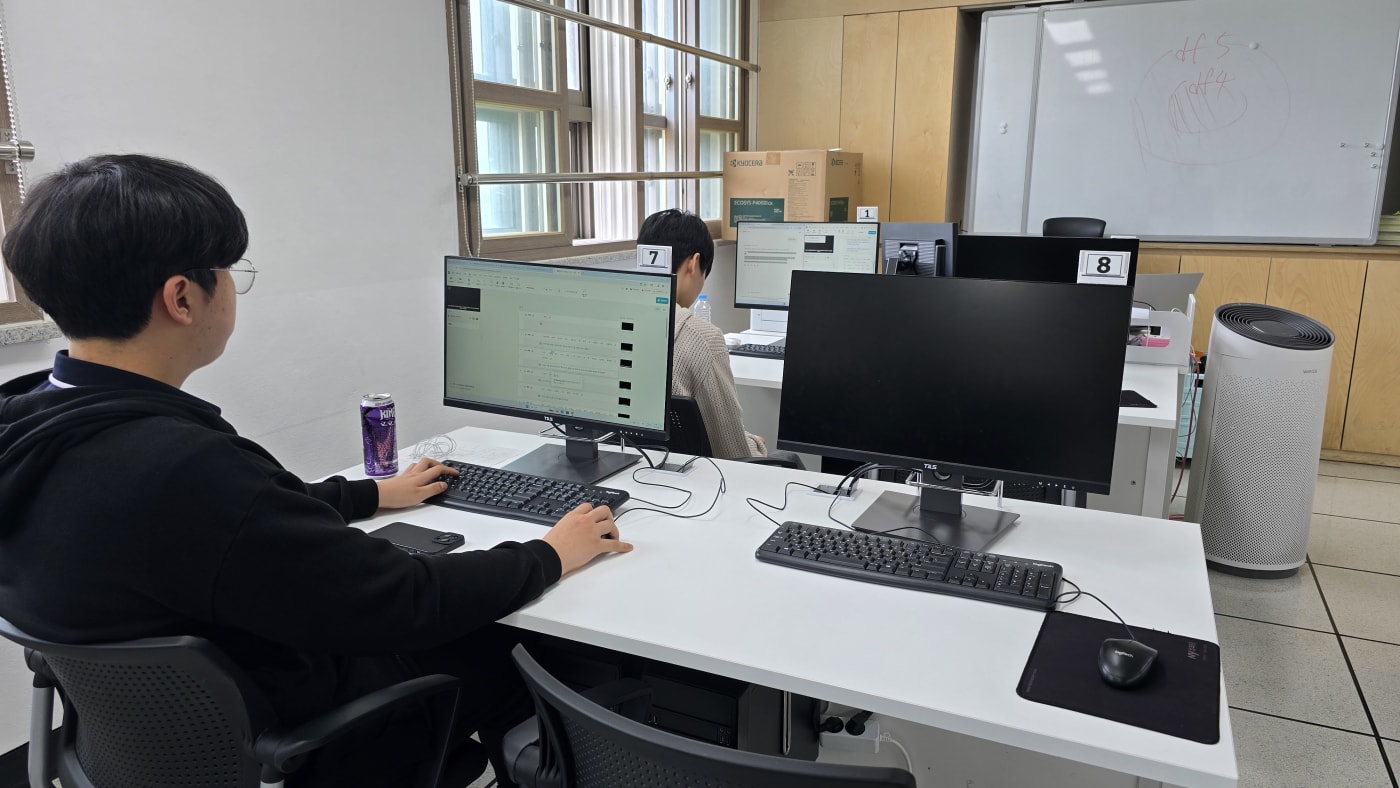 상상력을 현실로 구현하며 디지털 드로잉을 즐기는 아이들