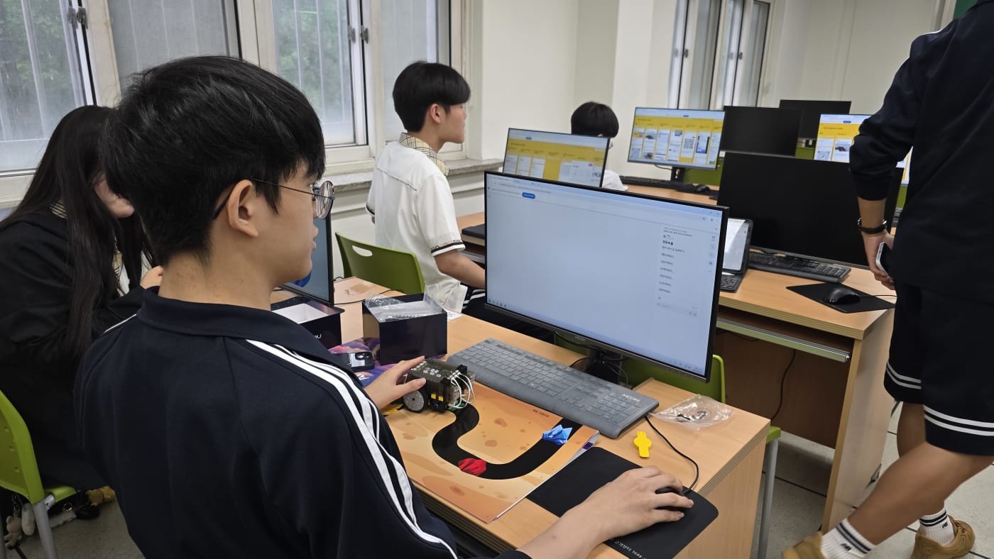 모의 화성 탐사 지형 맵 위에서 자율주행 주행 테스트 중인 아이블