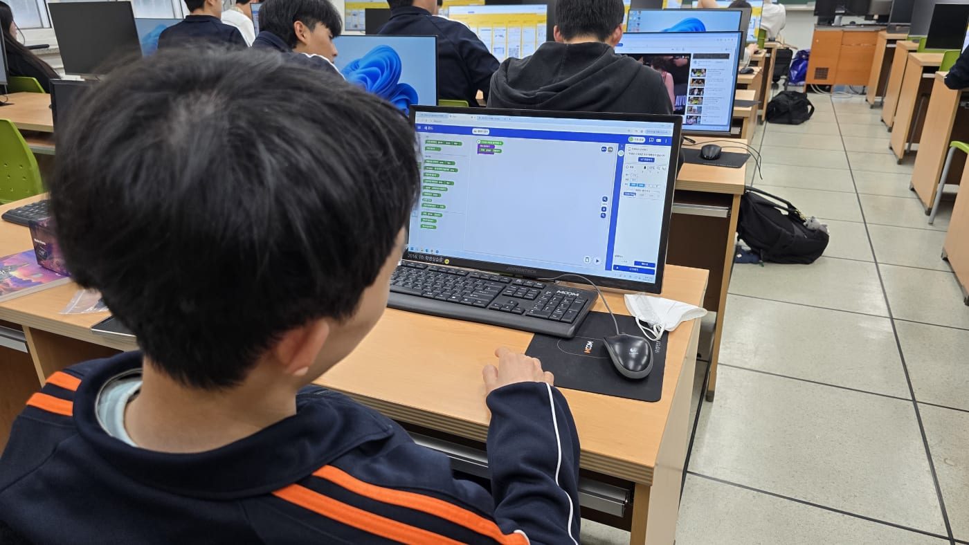 아이블 교구를 조립하고 제어 방법을 익히는 학생들