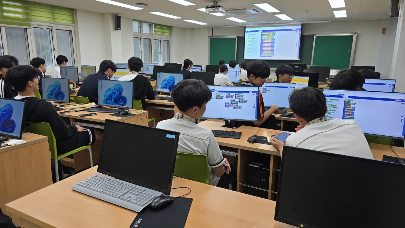 장애물 회피 및 컬러센서 점토 광물 탐색 미션을 성공적으로 마친 학생들