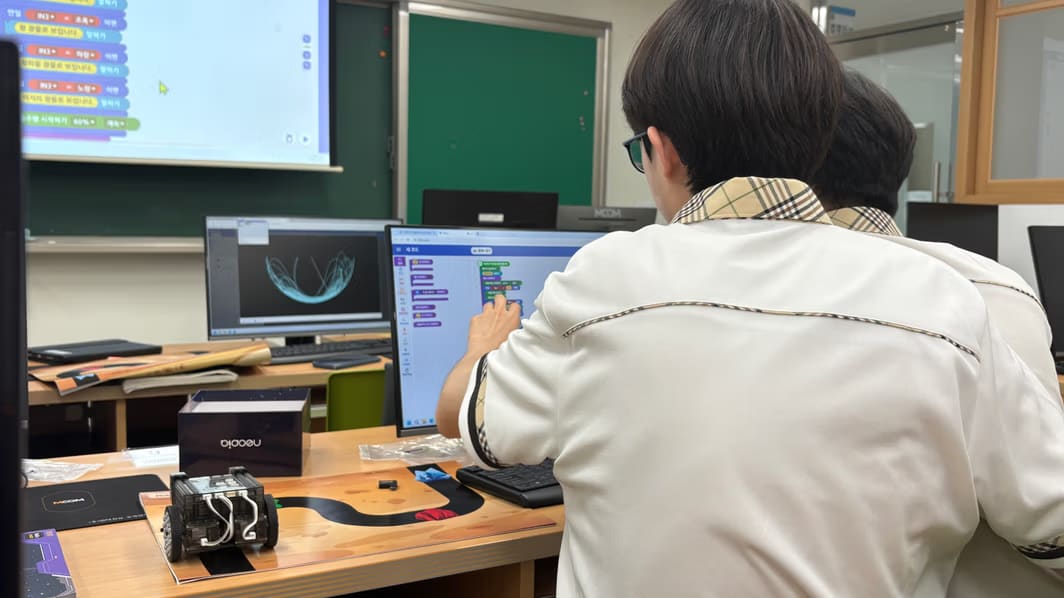 설계한 제어 알고리즘의 동작을 확인하며 토론하는 학생들