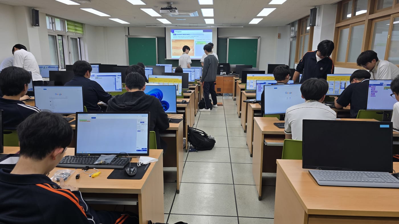 노트북 코딩을 통해 탐사선의 동작 알고리즘을 설계하는 학생