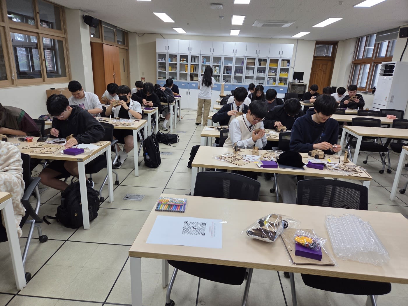 배터리에 연결된 에너지가 모터를 구동시켜 작동하는 전기자동차 완성 단계