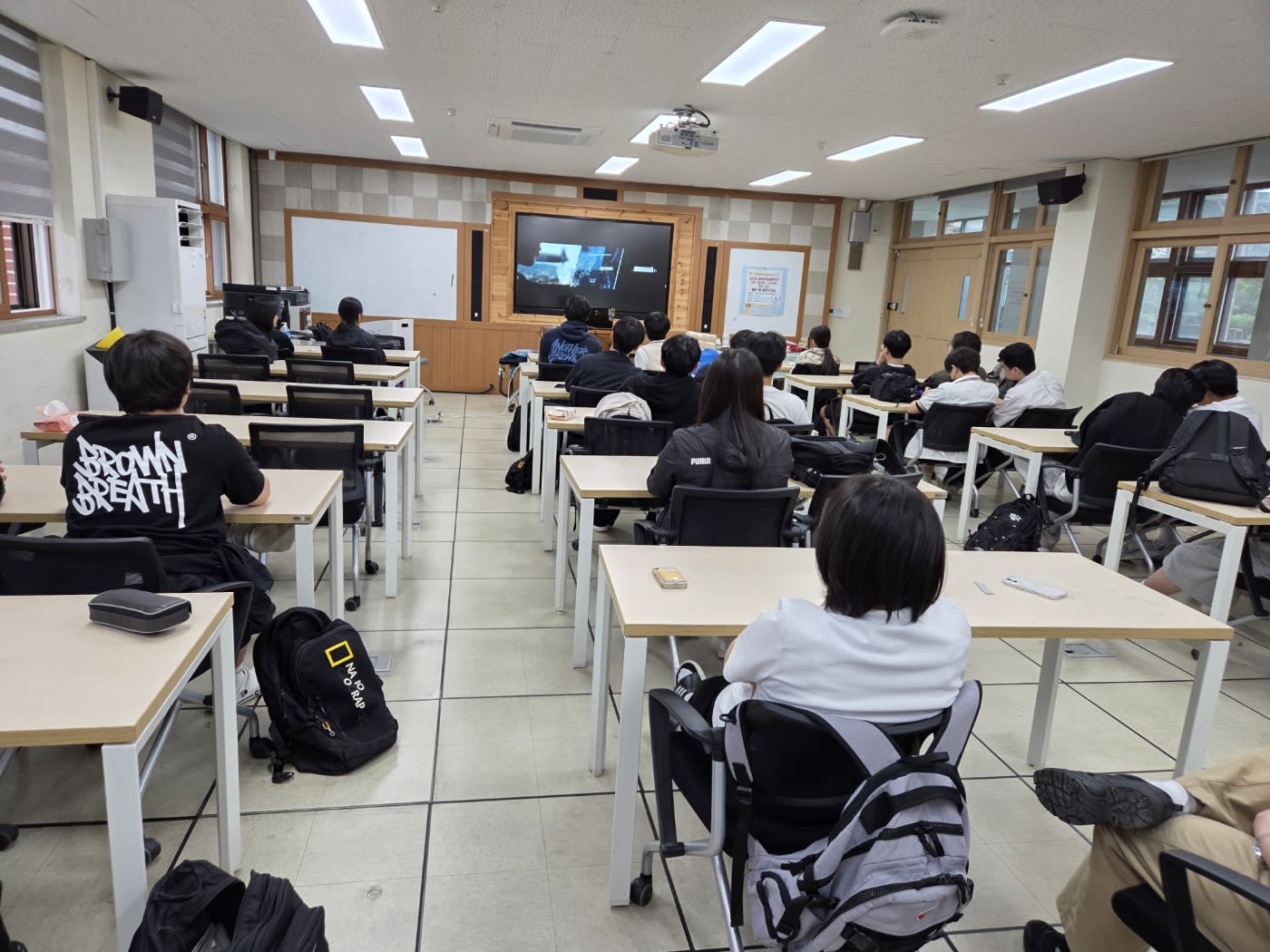 본격적인 조립을 위해 전기충전 자동차 키트의 설명서를 꼼꼼히 확인하는 학생