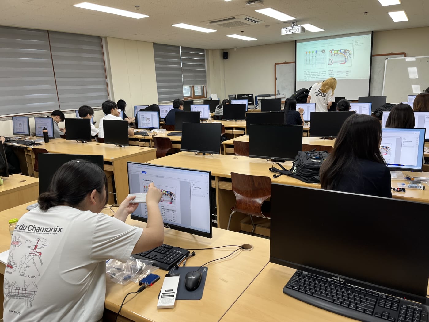미세먼지의 개념과 위해성에 대해 경청하는 학생들