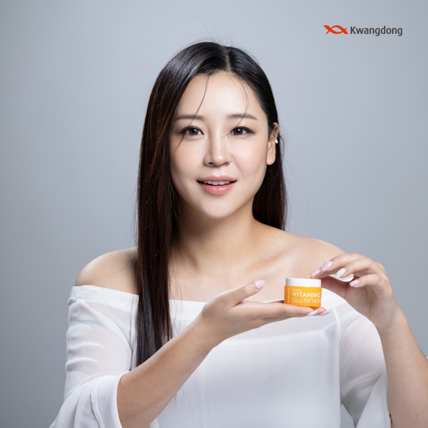여신 비타민C 글루타치온 크림을 든 모델의 모습