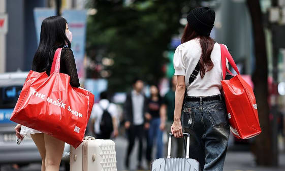 쇼핑하고 피부관리 받고...서울서 '1조' 쓴 외국인들