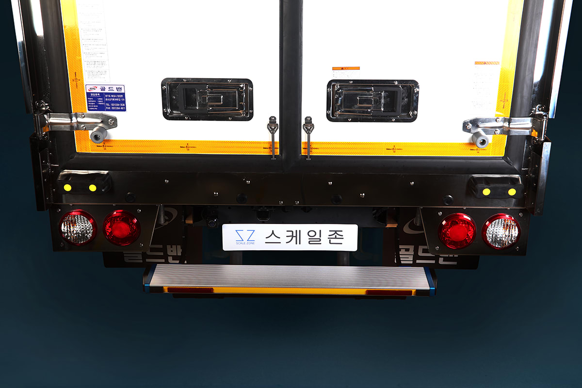 실제 대형 탑차 후면에 견고하게 장착된 스케일존 리어와이드스탭 실사