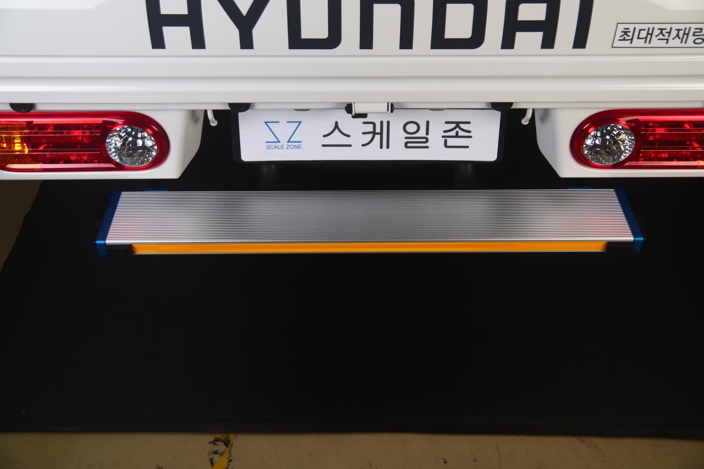 정면에서 바라본 스케일존 안전 범퍼의 완성도 높은 모습