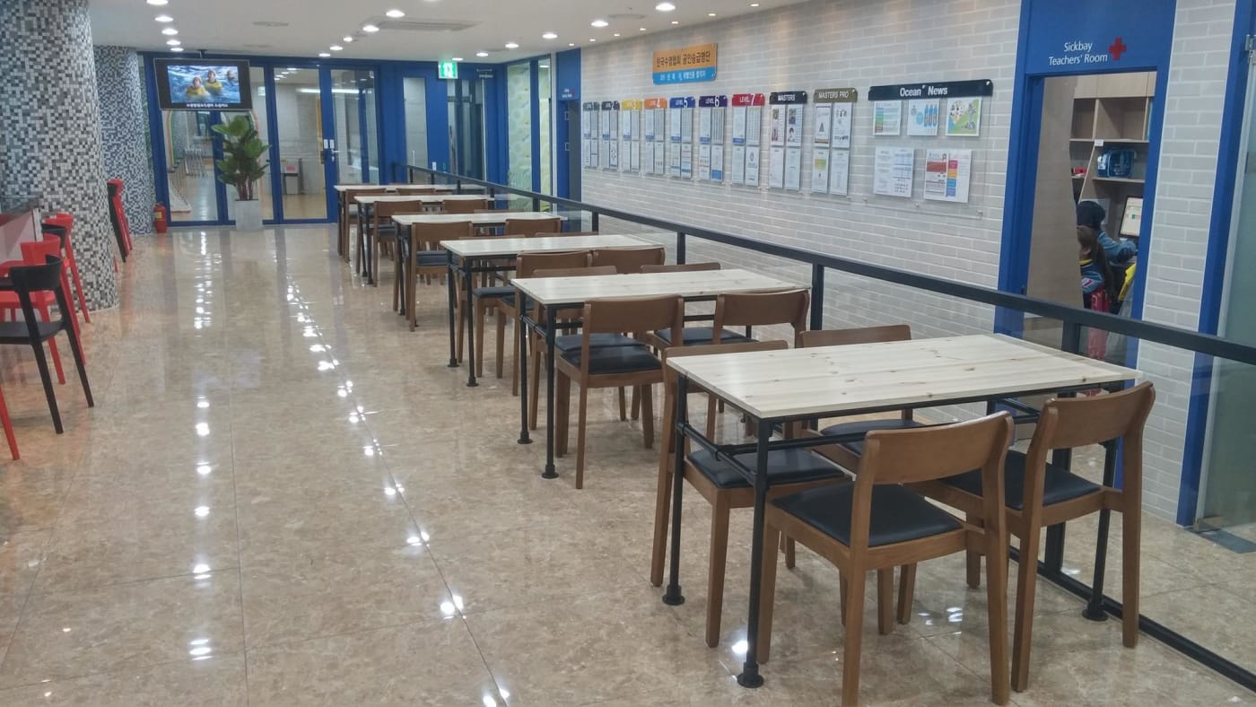 깔끔한 사무 공간 조립식 가구