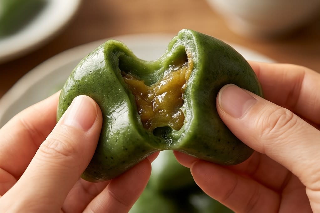 쫀득한 식감과 꽉 찬 소의 모시떡