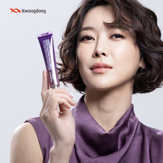 A sophisticated model holds Borangi Cream, the steady seller of the Goddess Series, with a trustworthy expression. The clean and transparent skin presentation visually emphasizes the image of a premium beauty solution.