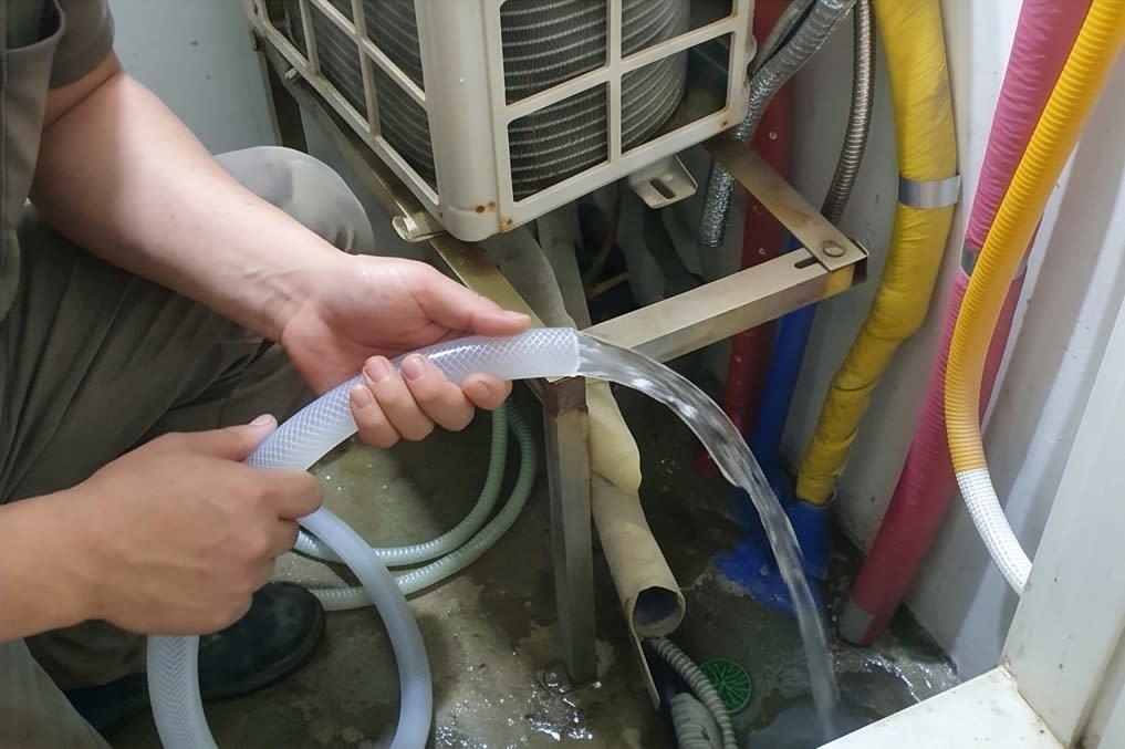 시원하게 쏟아지는 최종 배수 테스트 장면